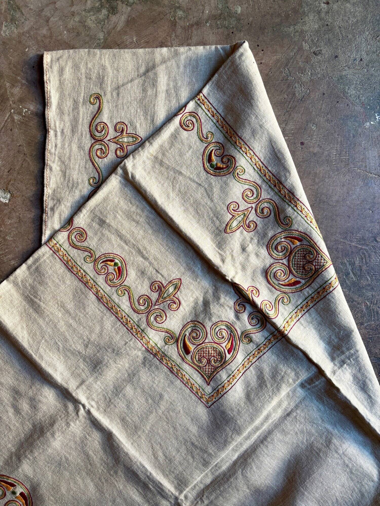 Embroidered hemp tablecloth and 12 napkins