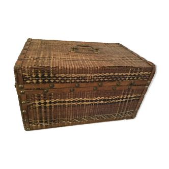 Braided wicker malle