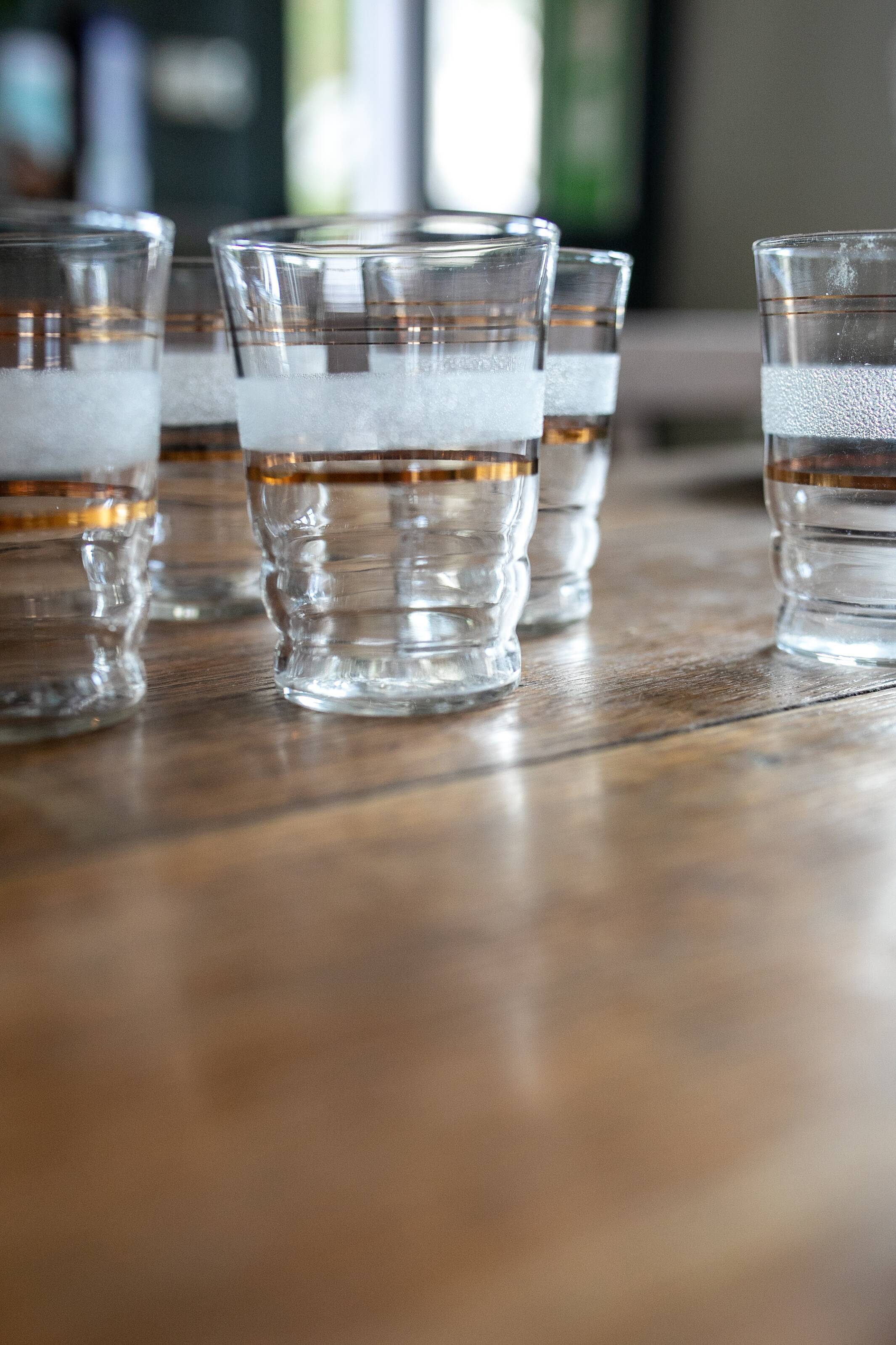 Lot de 8 verres granités blancs