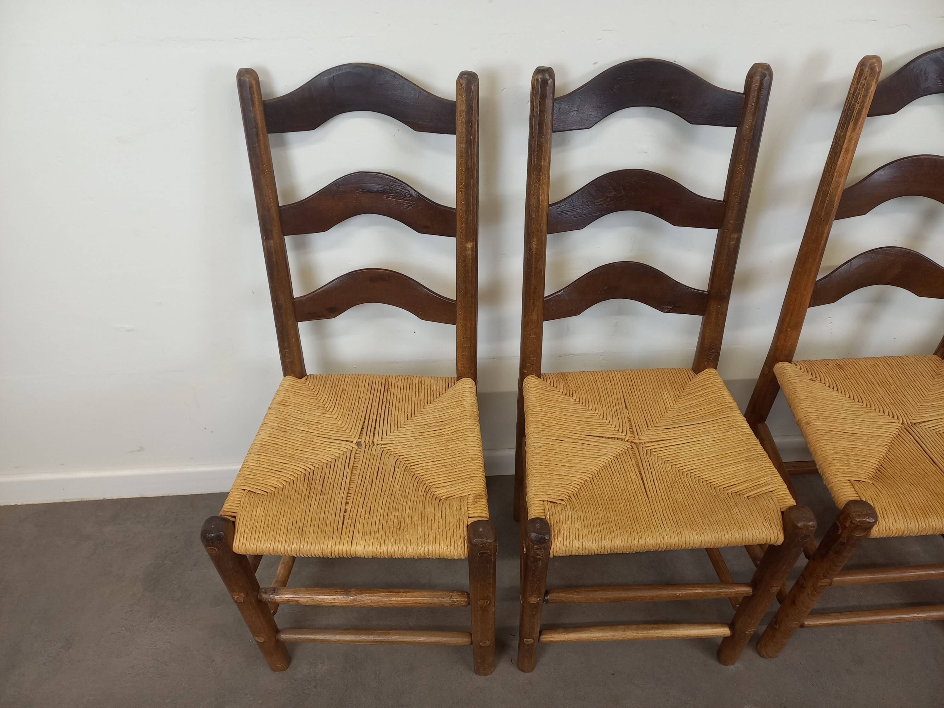 4 chaises brutalistes