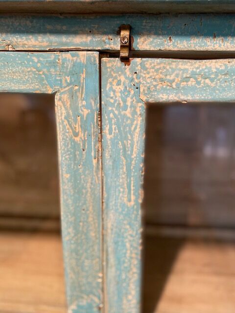 Blue lacquered wood showcase