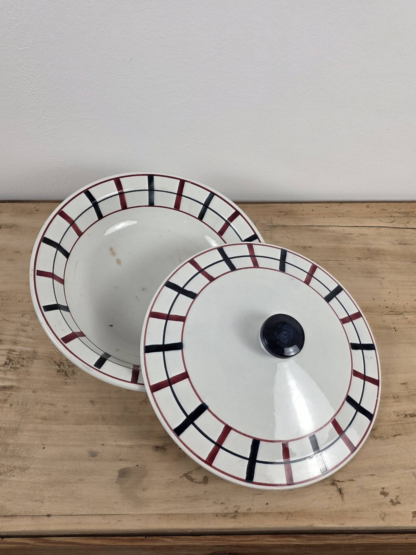 Soup tureen with lid Lou Basquez manufacture Saint-Amand