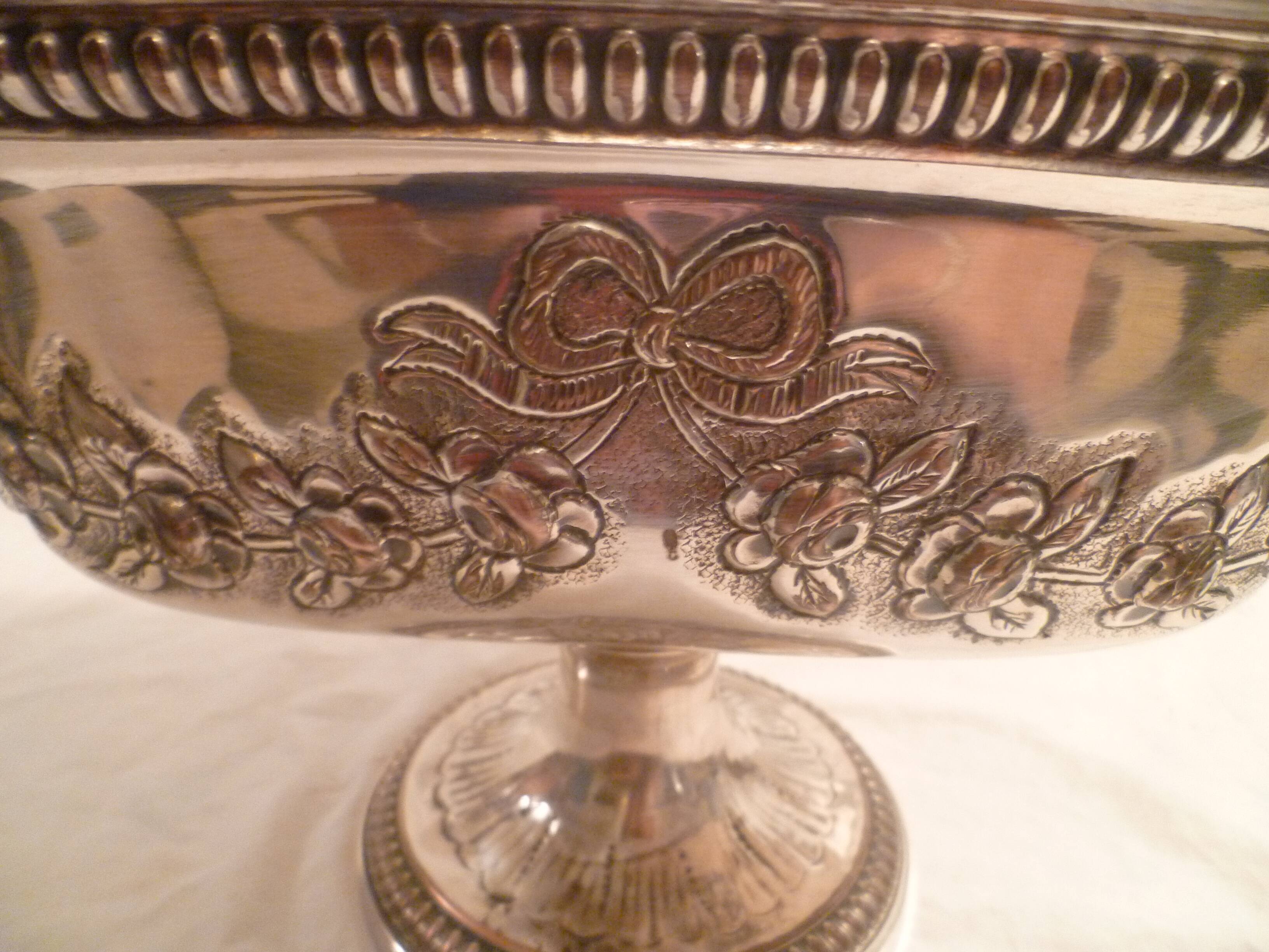 TABLECLOTH/CENTREPIECE/FOOTED METAL COOLER.
