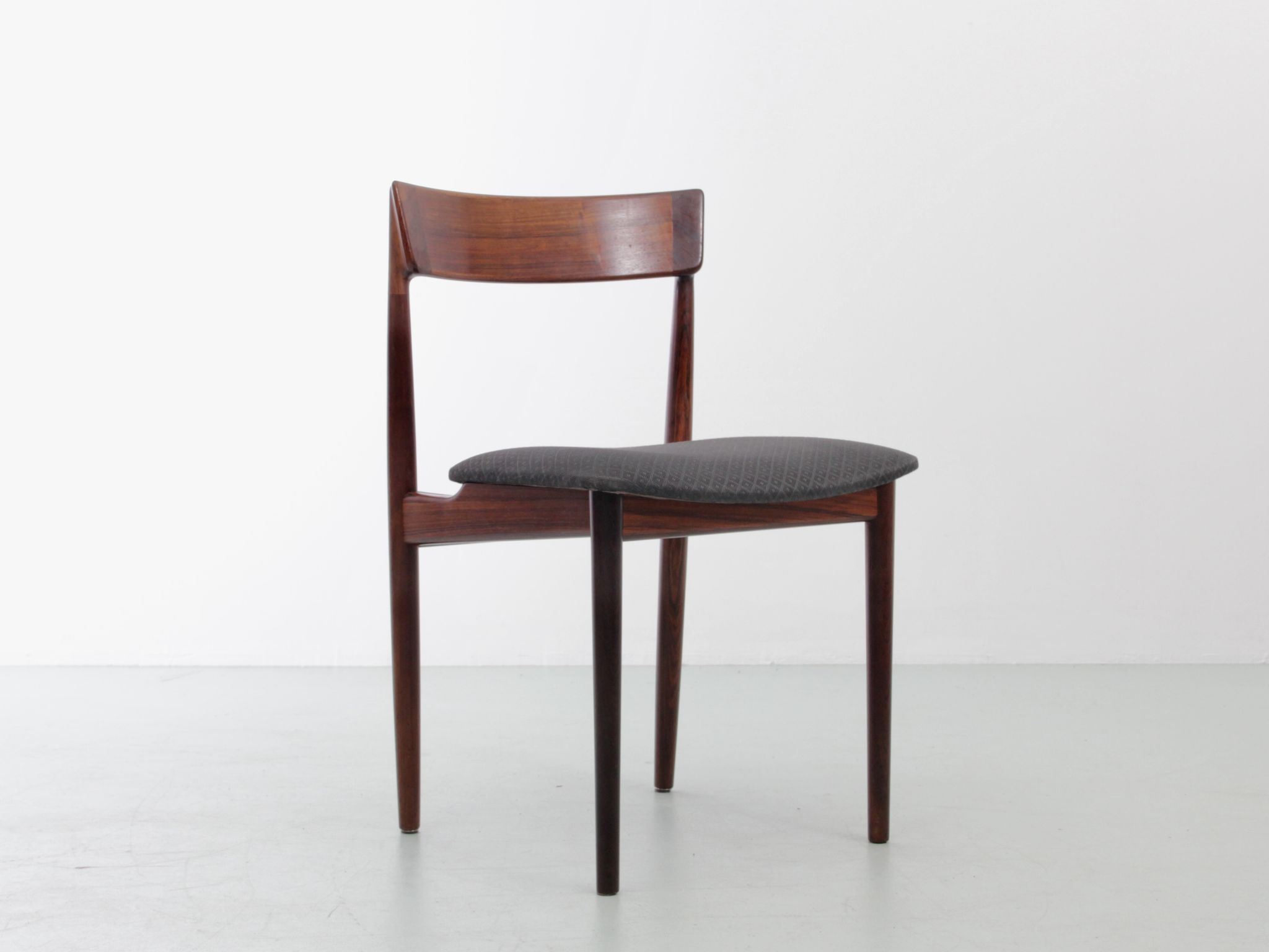 Suite de 4 chaises scandinaves en teck modèle 39