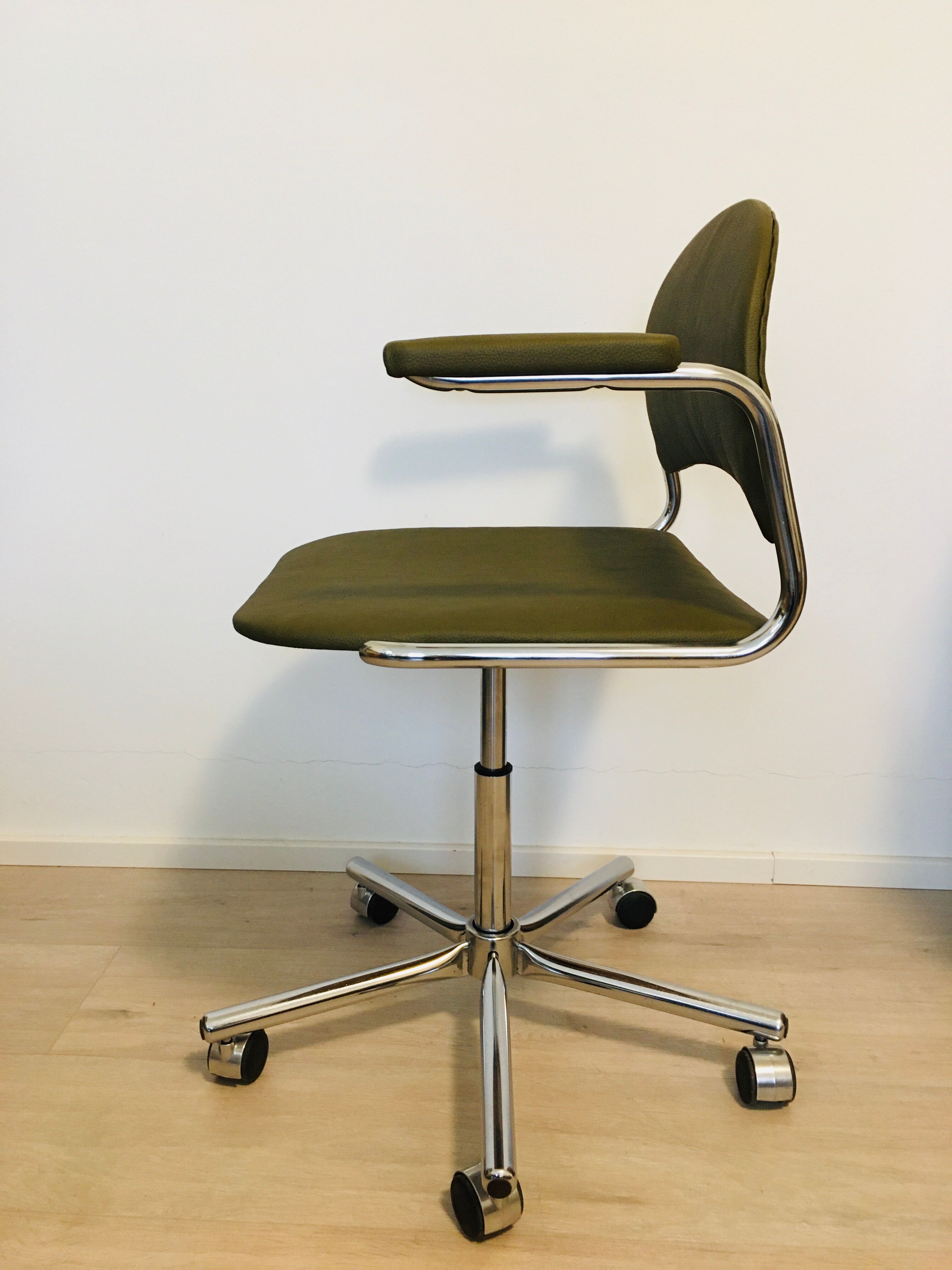 Fauteuil de bureau Olive K-380 entièrement restauré fabriqué par Kovona