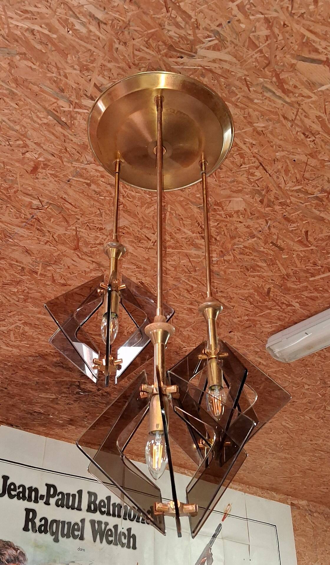 Suspension design in brass and smoked glass