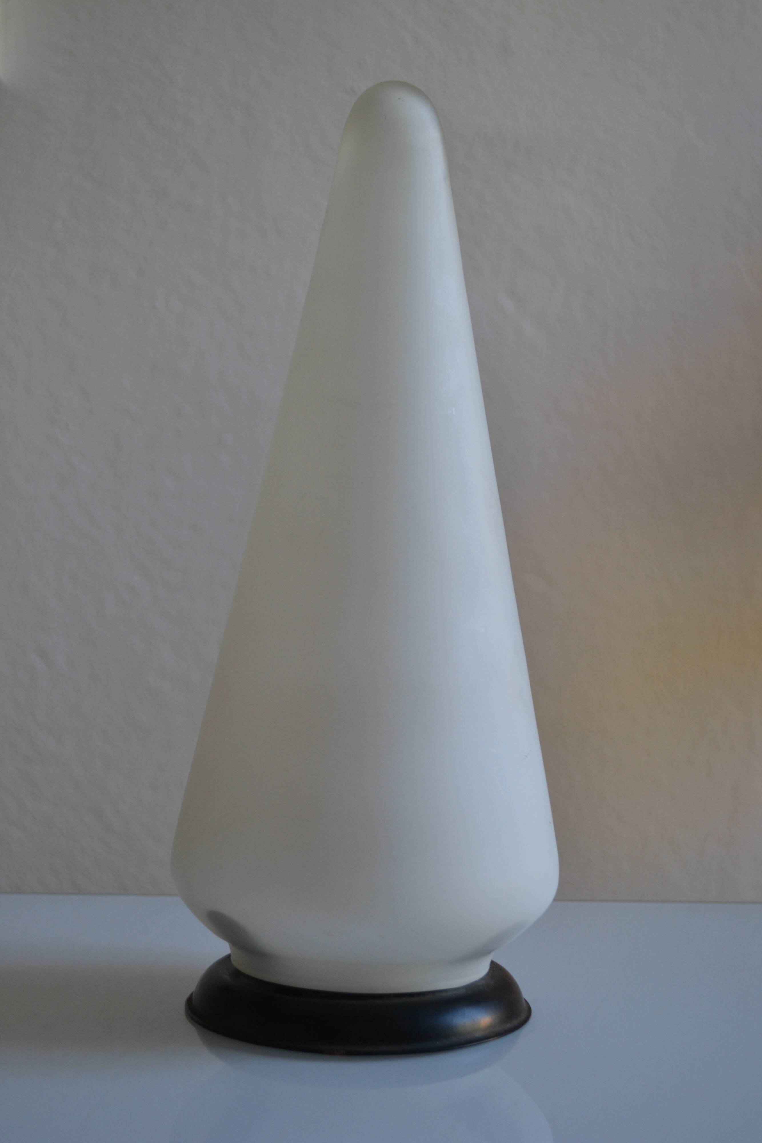 Lampe de table vers 1950 60 en verre opalin blanc
