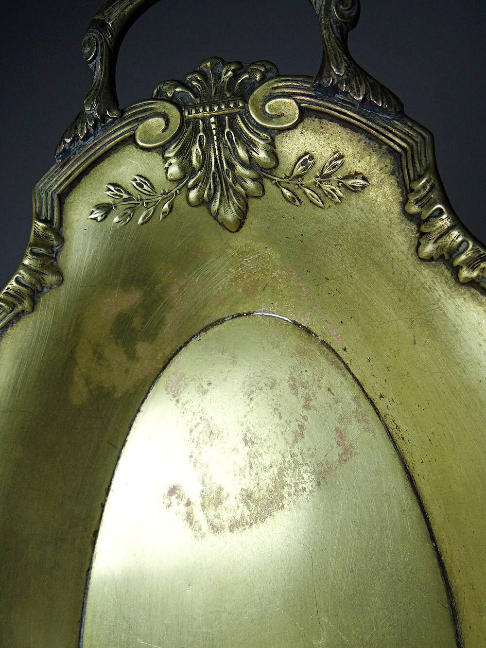 Large empty pocket bowl, antique rockwork, gilded metal, Louis XV style.