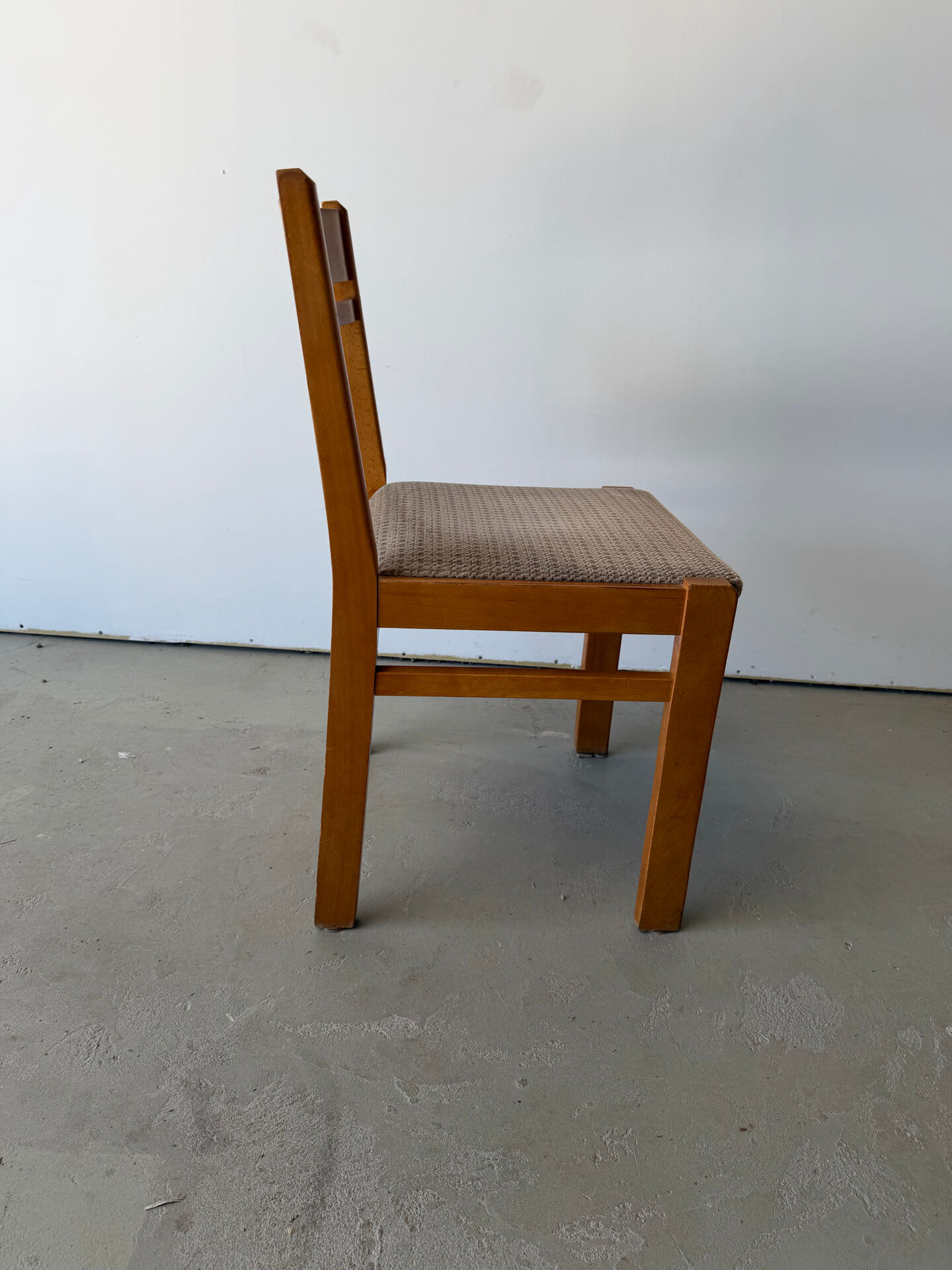 Série de 5 chaises design en orme massif vintage des années 80