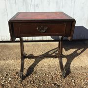 Table basse dessus cuir