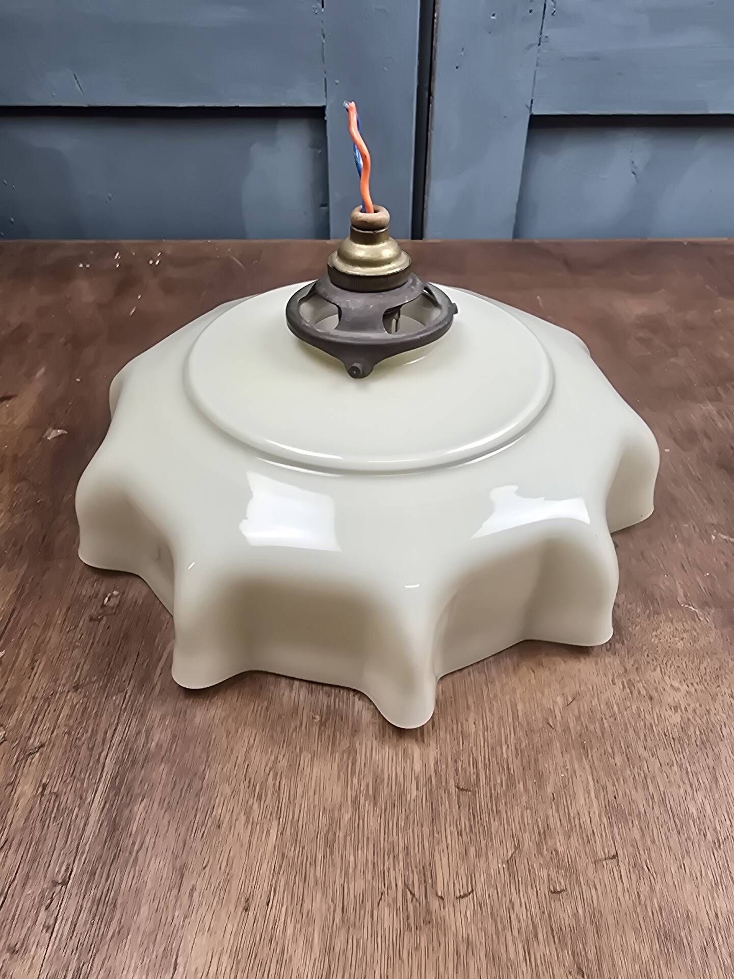 Suspension vintage en verre opalin beige – Forme drapée