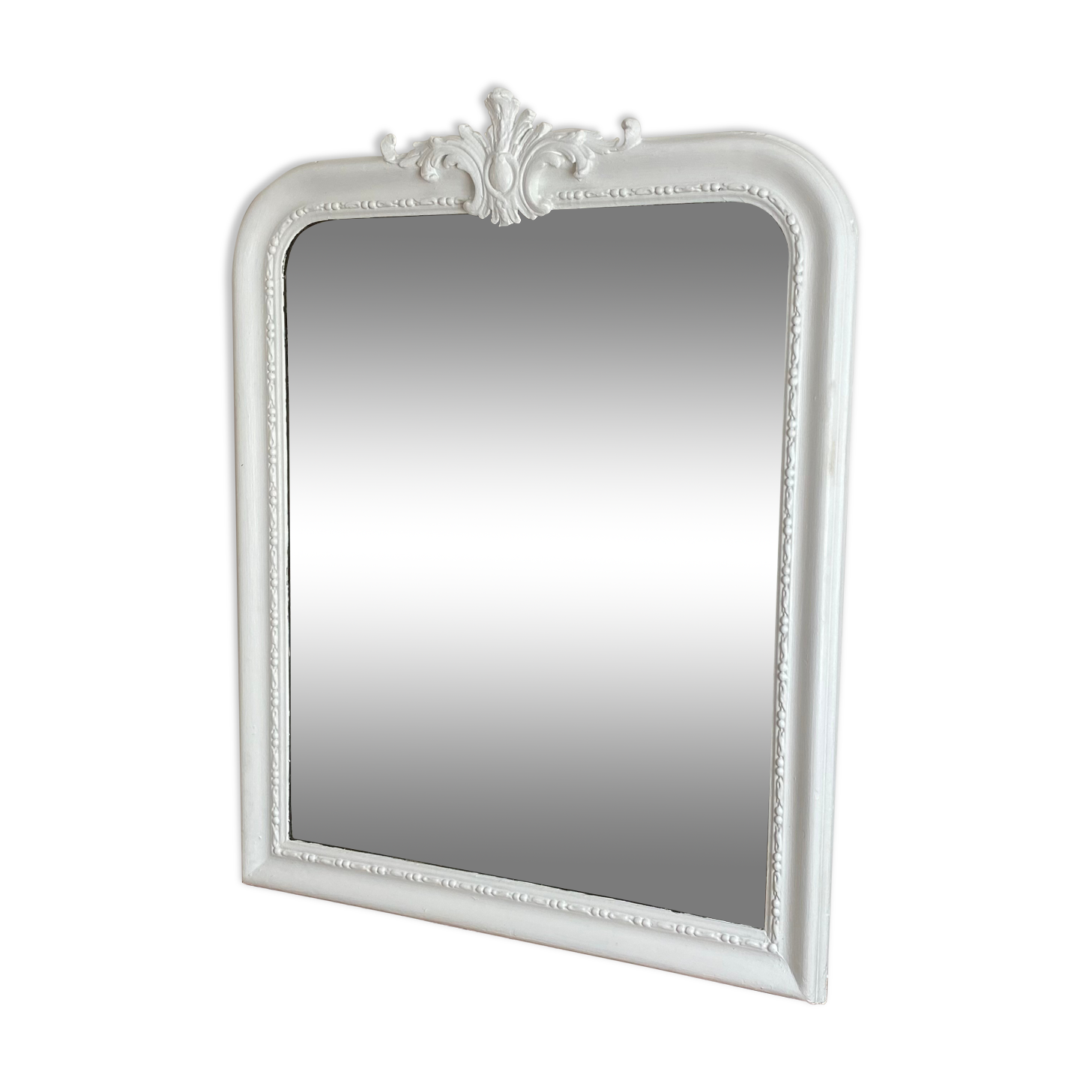 Mirror late 19th with decorated pediment. 115x88.