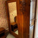 Armoire ancienne Art déco en bois massif avec miroir