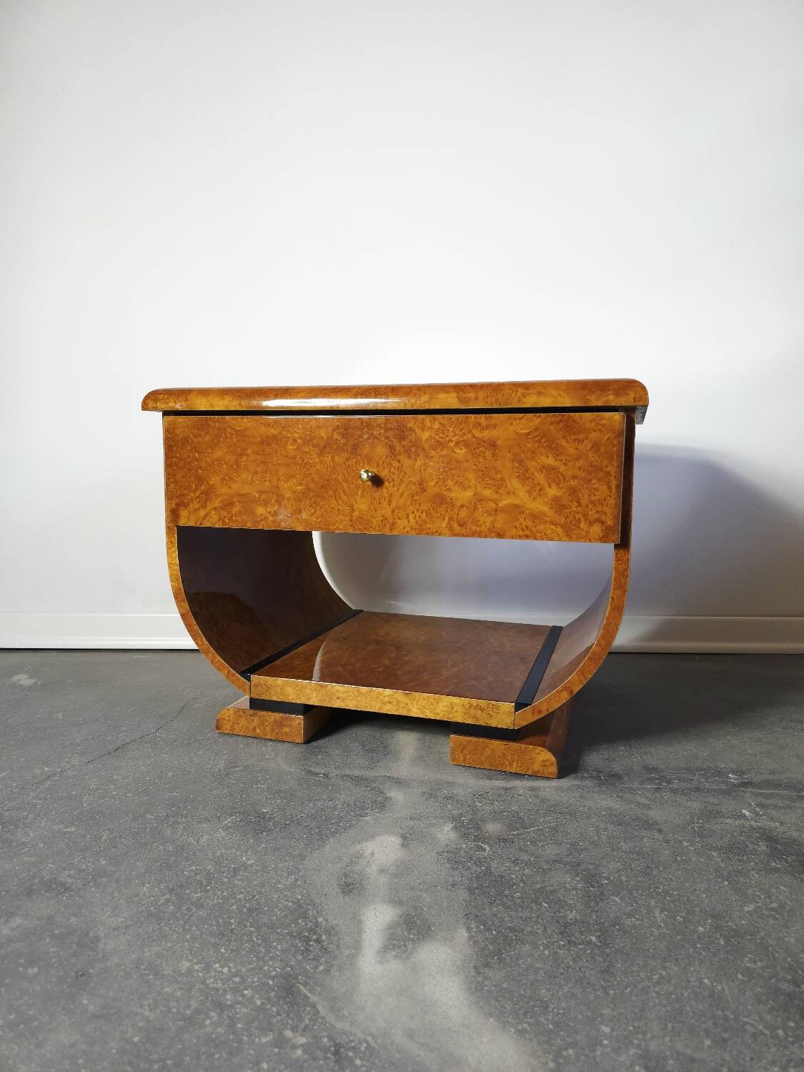 Paire de tables de chevet Art déco en ronce de noyer et laiton