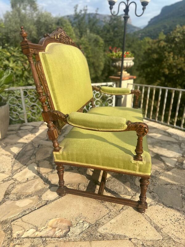 Banquette en bois massif richement sculpté de style Louis XVI .