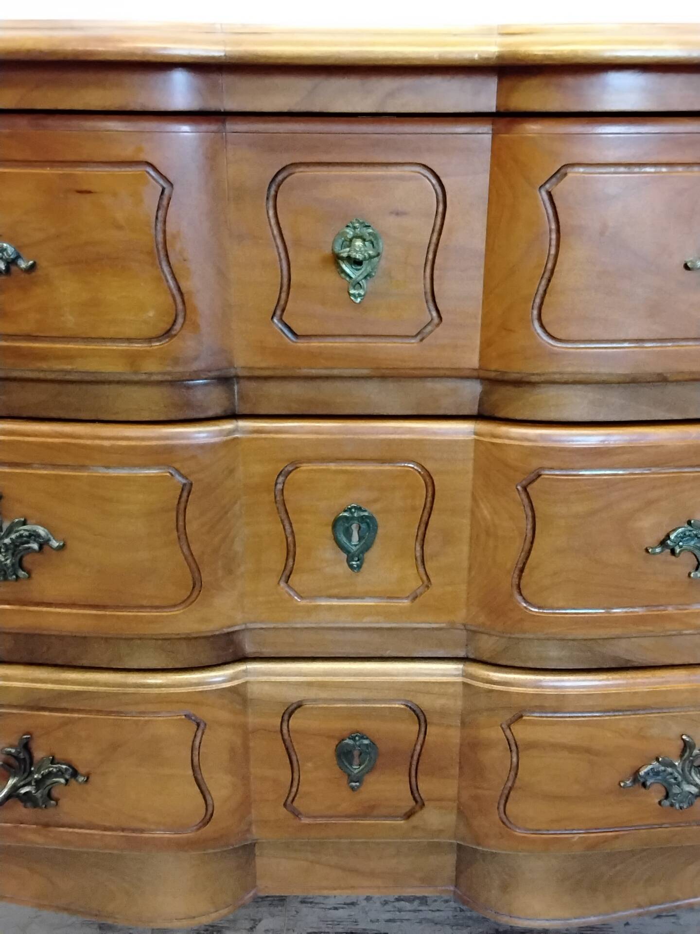 Commode de style Louis XV en bois 