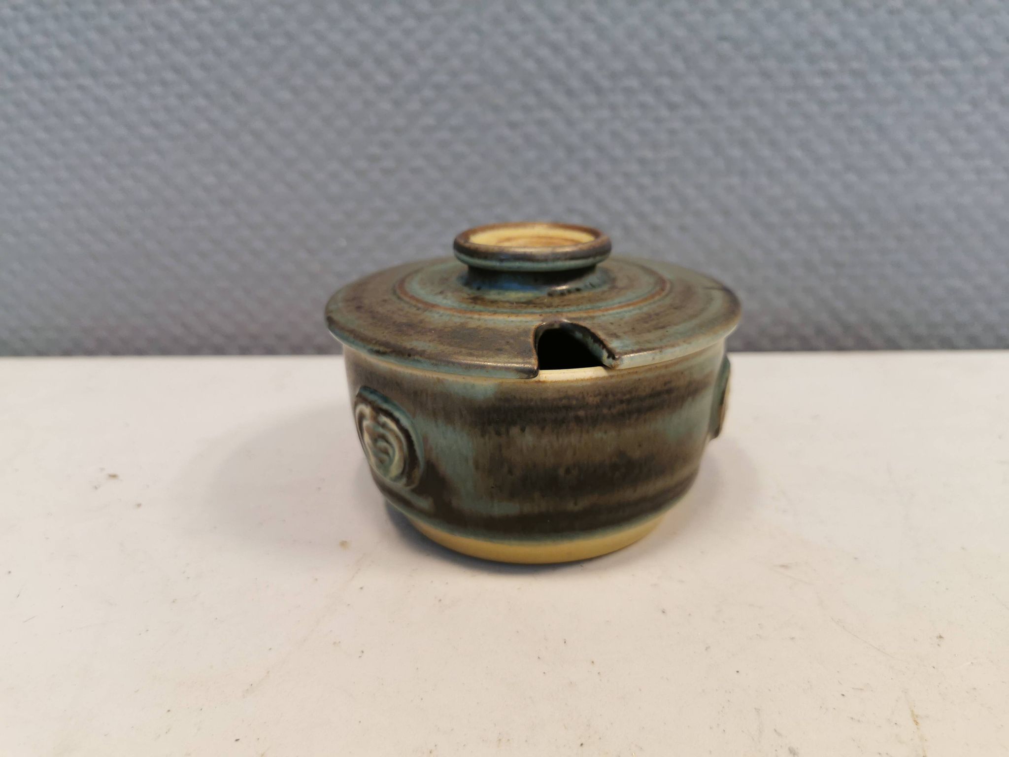 Lovely small ceramic sugar/jam jar, designed by Danish Jette Hellerøe 1970s.