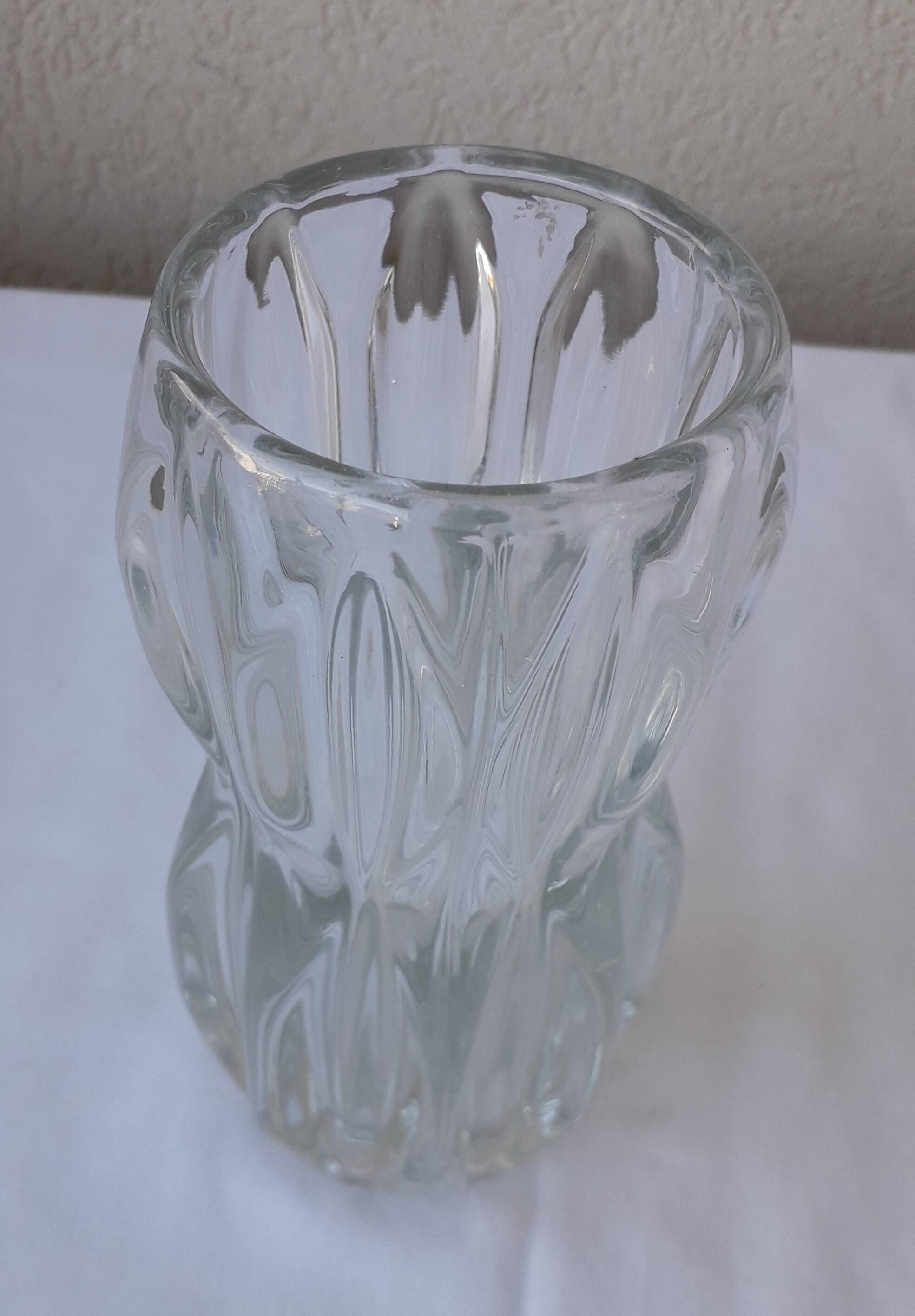Vase en verre pressé
