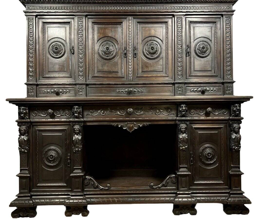 Important Renaissance buffet in solid walnut.