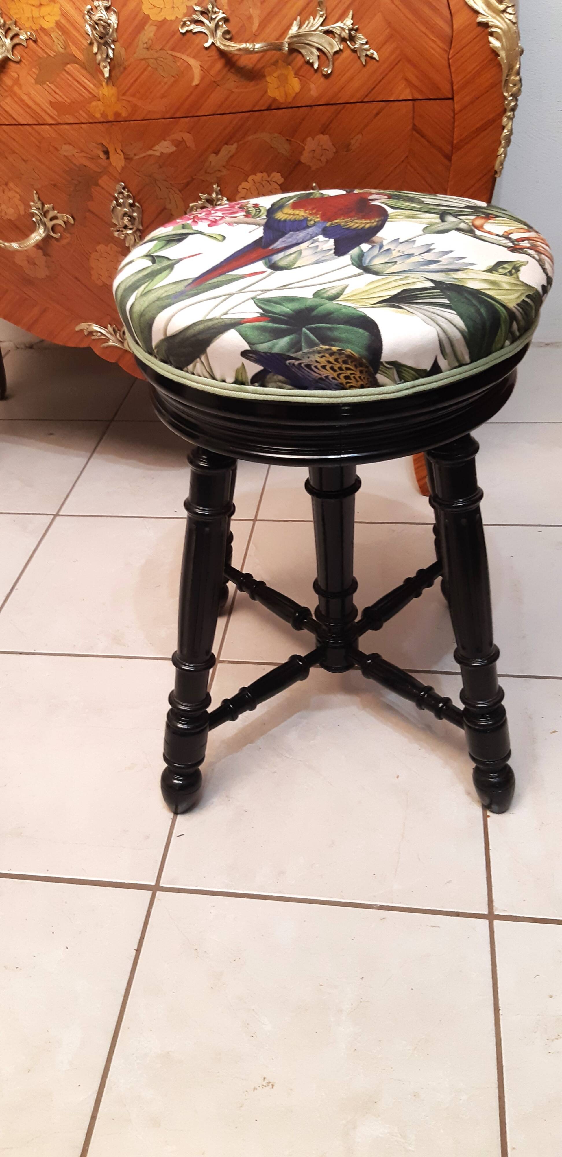 19th century Napoleon 3 piano stool with 4 turned legs, adjustable in height, restored to new