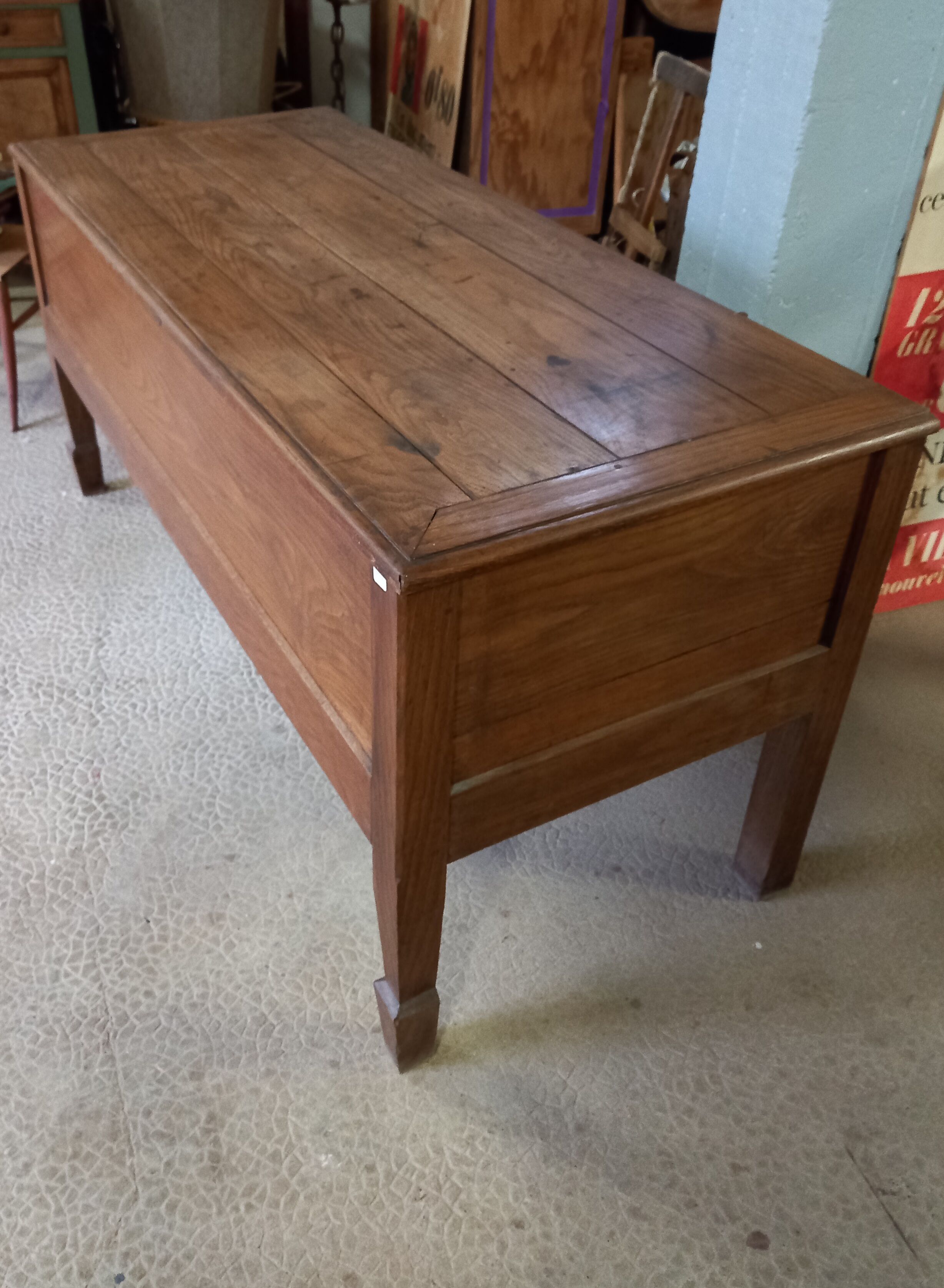 Maie. Solid wood chest