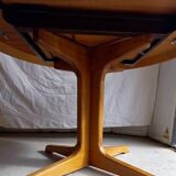 Table ronde vintage extensible en bois.