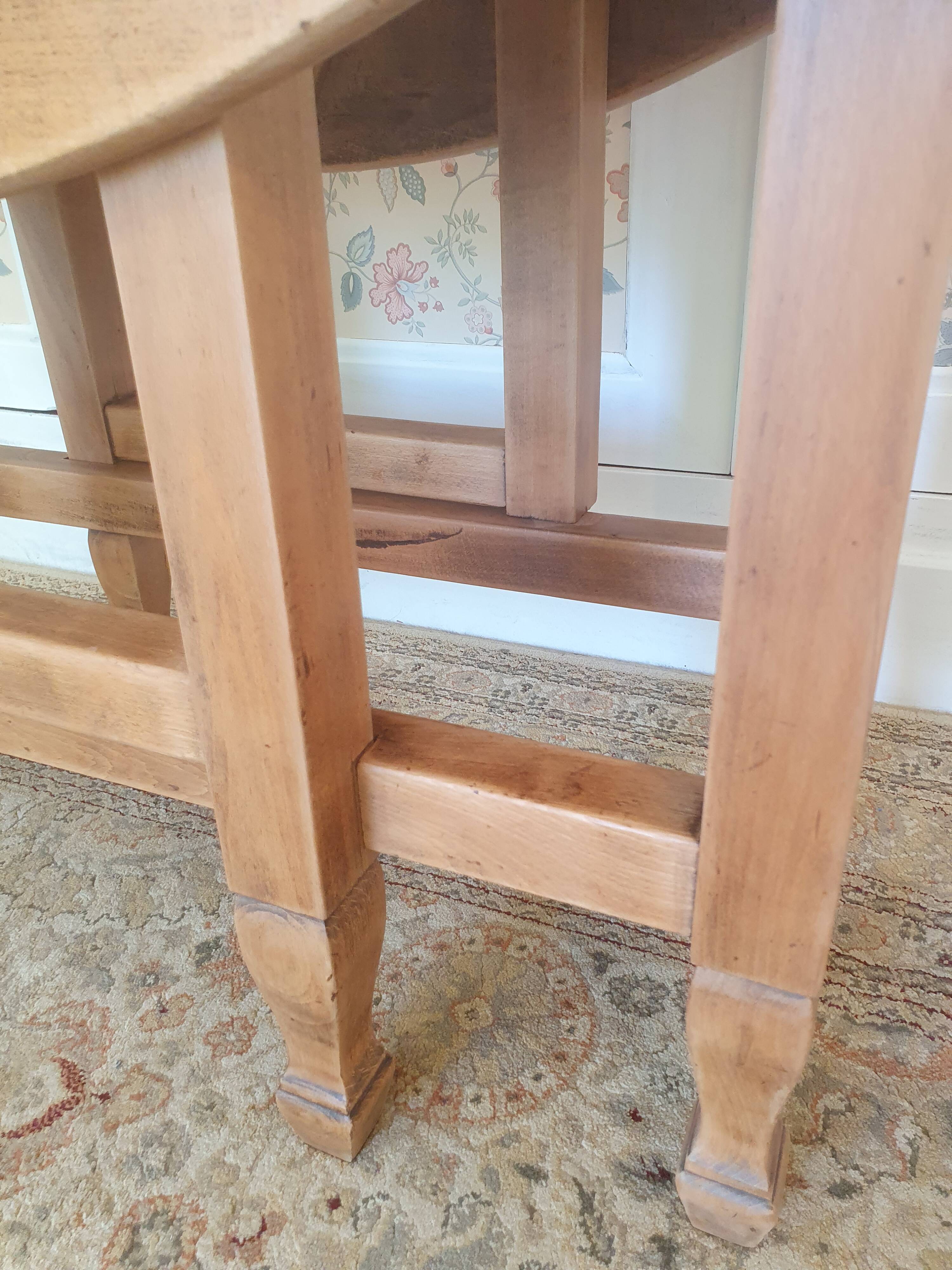 Drop-leaf gateleg table