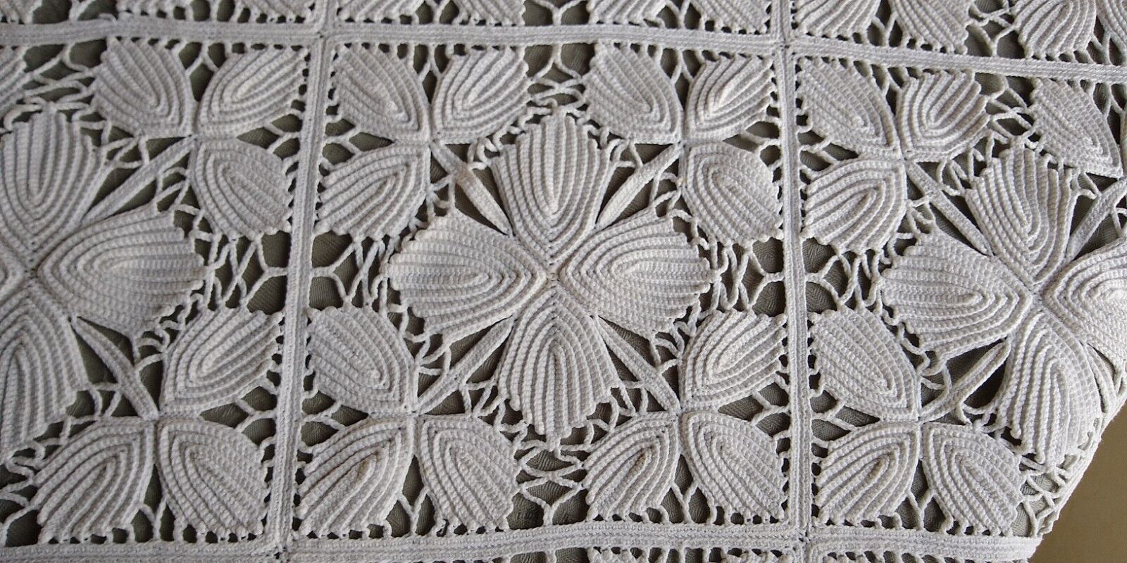 Scalloped bed top in crocheted ecru cotton