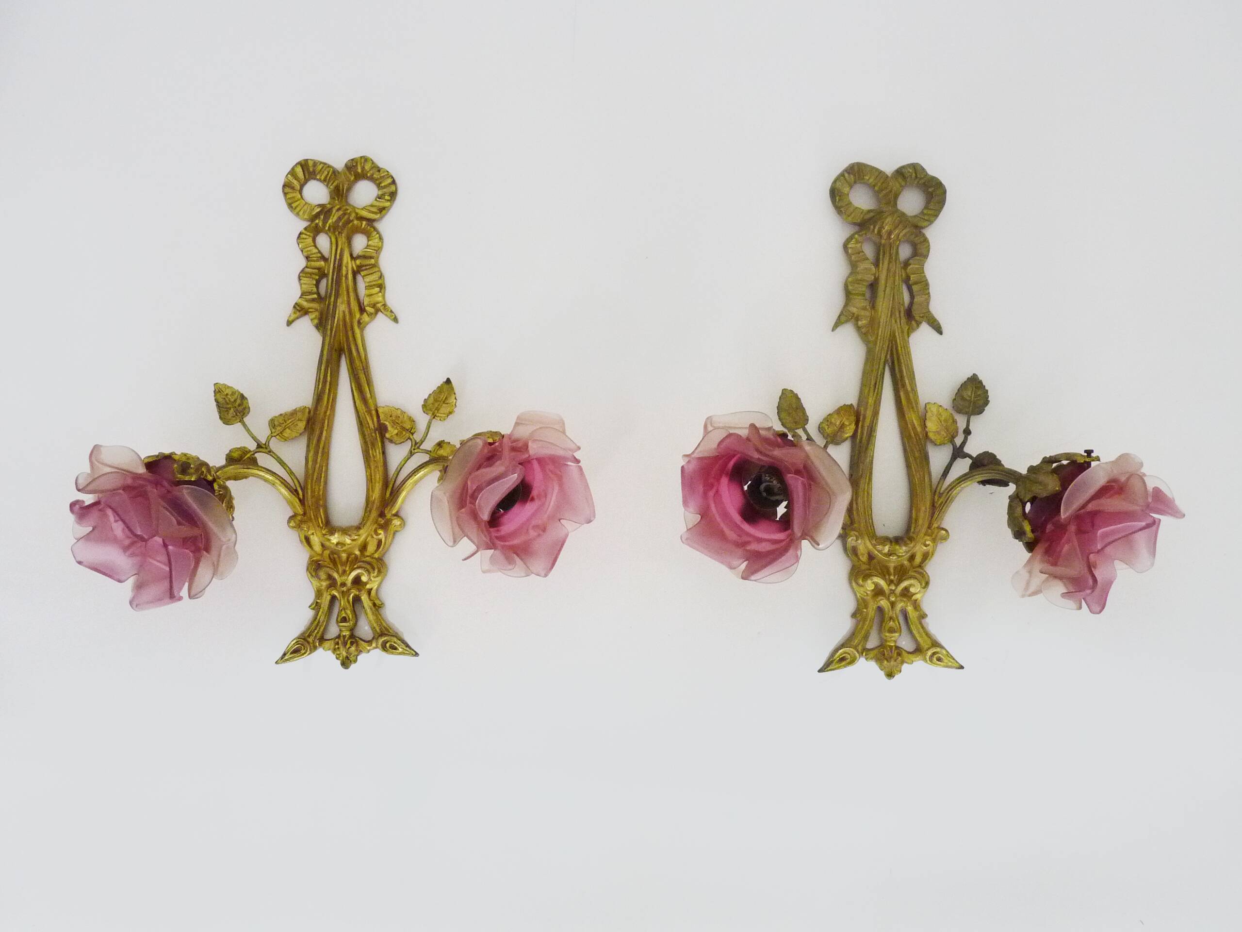 Paire d'Appliques murales en bronze à décor de noeuds à 2 bras à tulipe mauve Signées DP. Années 40