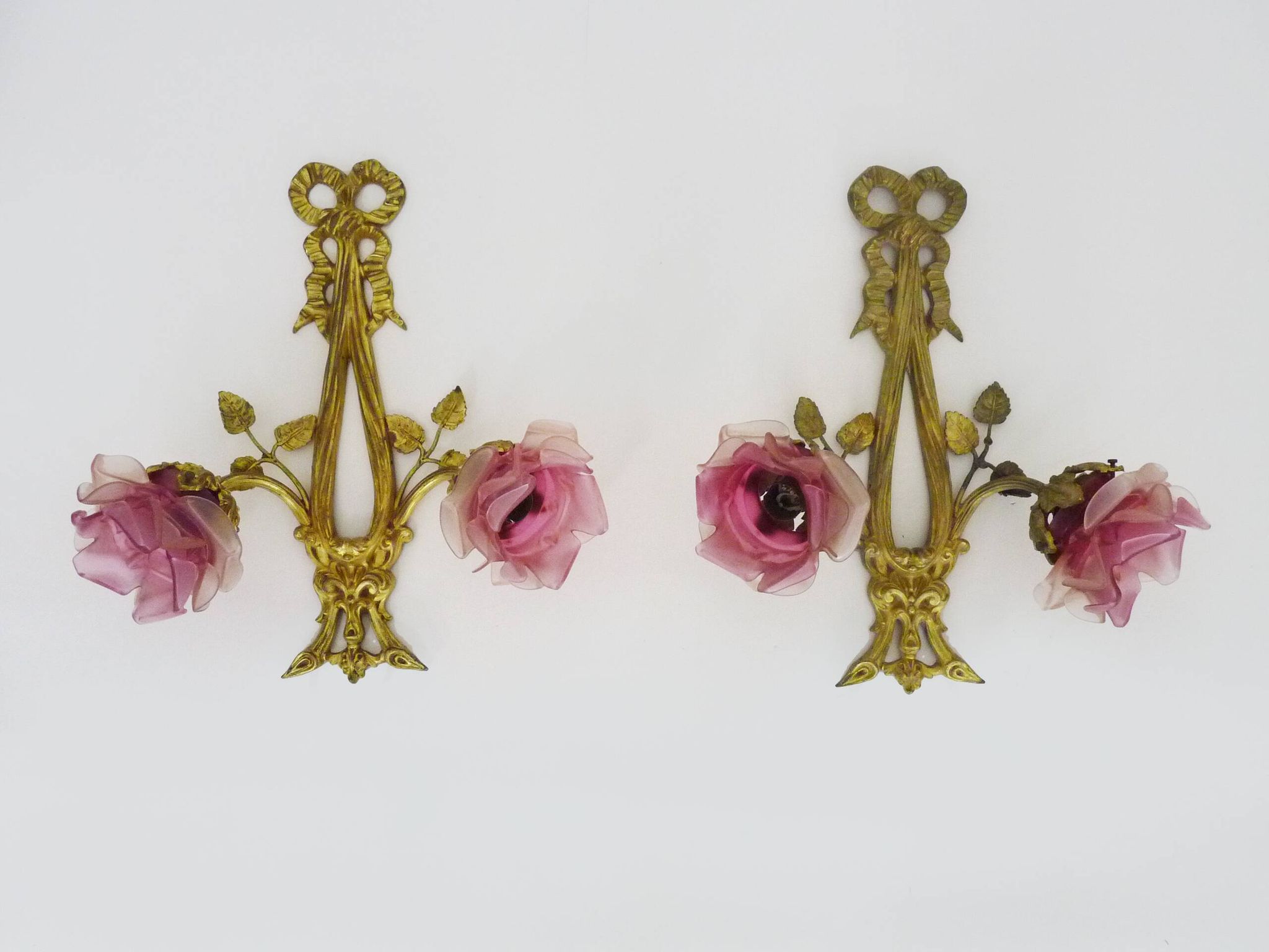 Pair of bronze wall sconces decorated with 2-armed knots with purple tulips Signed DP. 1940s