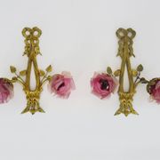 Pair of bronze wall sconces decorated with 2-armed knots with purple tulips Signed DP. 1940s