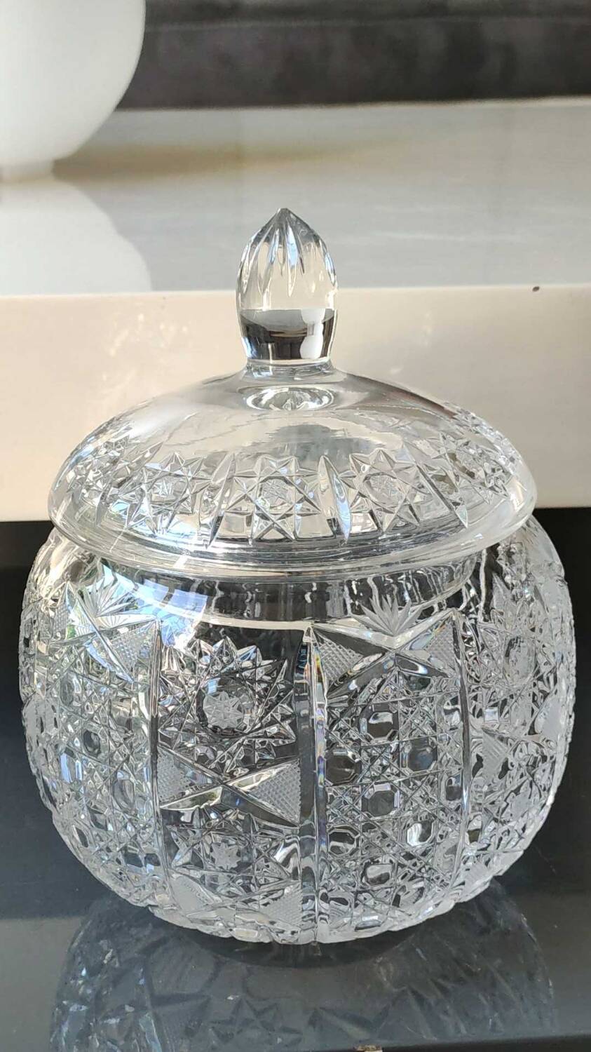 Vintage candy box/Drageoir in finely cut Bohemian crystal. Sophisticated star/brass patterns. Size 20 x 16 cm