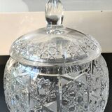 Vintage candy box/Drageoir in finely cut Bohemian crystal. Sophisticated star/brass patterns. Size 20 x 16 cm
