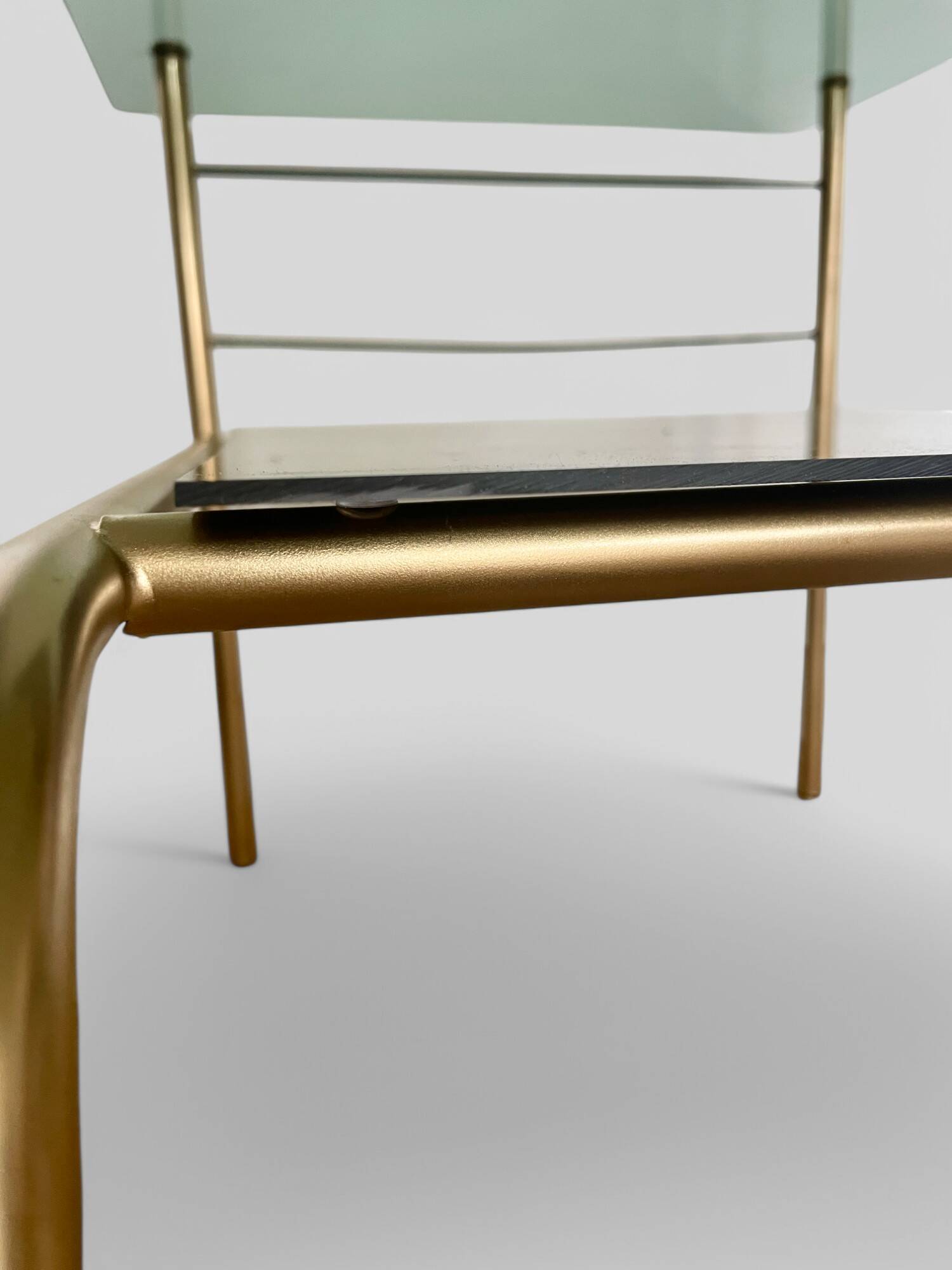 Table basse moderniste en métal et verre fumé