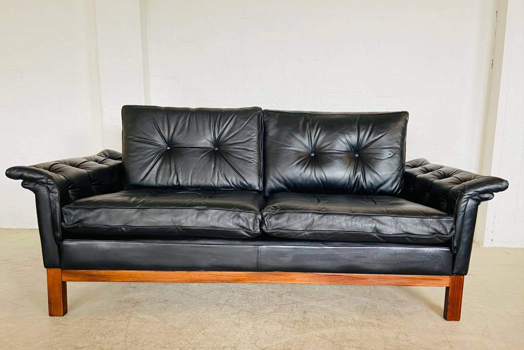Canapé en cuir noir à boutons vintage scandinave des années 1960, modèle Kardinal, pour 2 personnes.