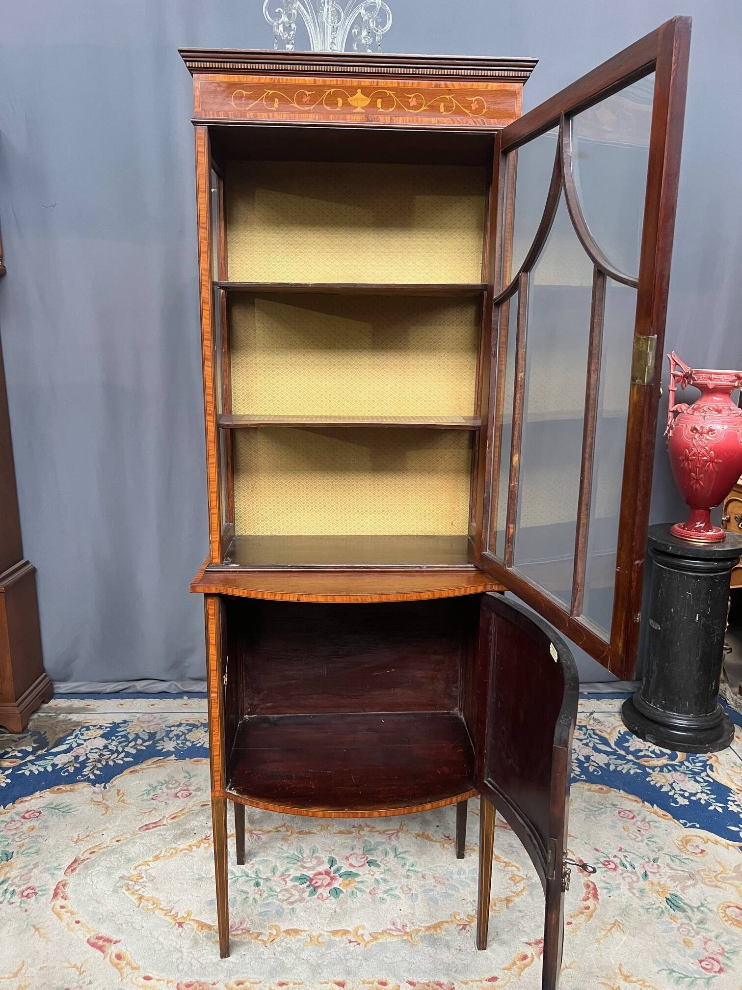 Vitrine édouardienne en acajou avec incrustation et marque "Bon Marche"