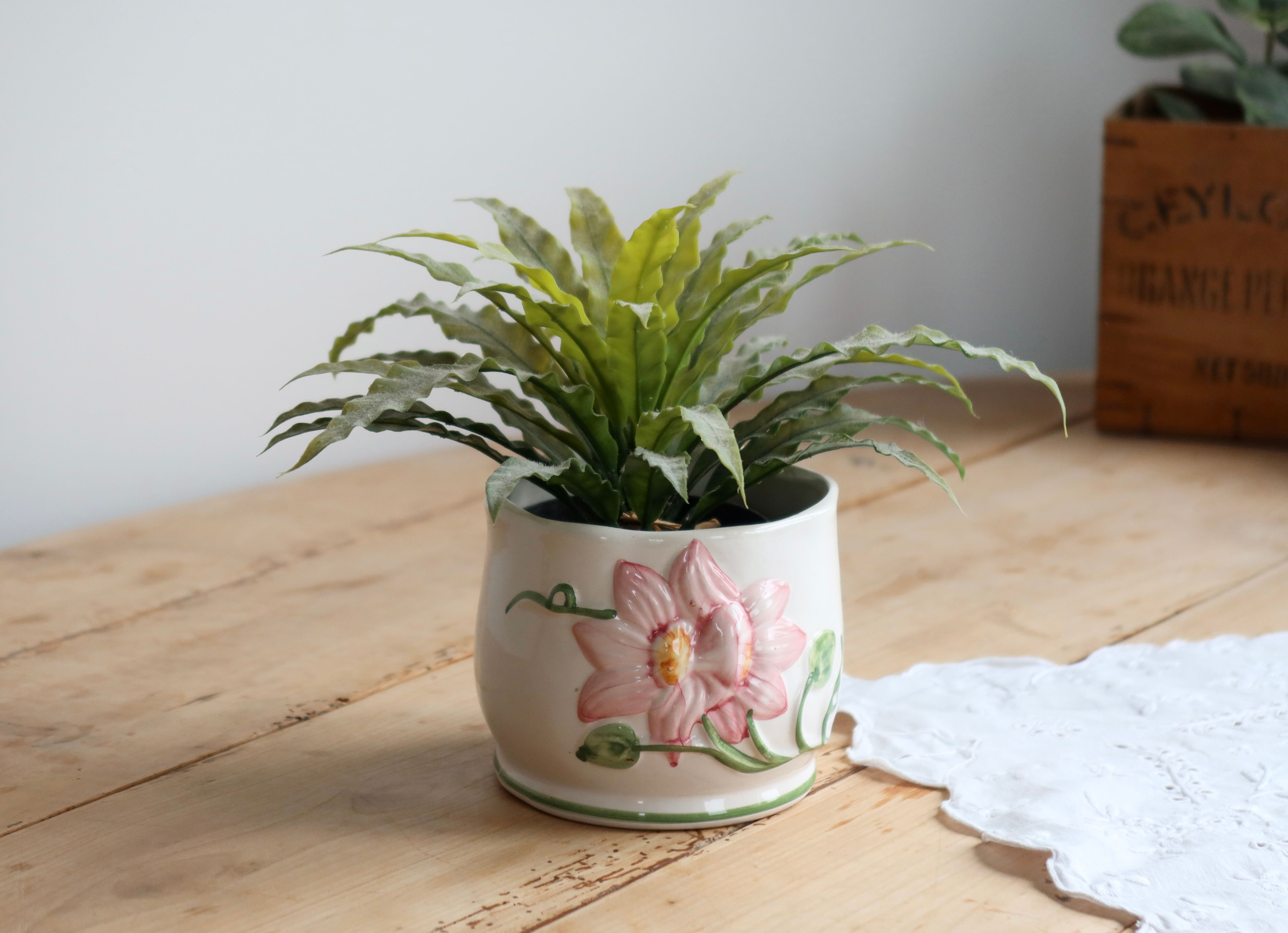 Petit cache-pot vintage en barbotine à décor de fleur rose