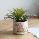 Petit cache-pot vintage en barbotine à décor de fleur rose