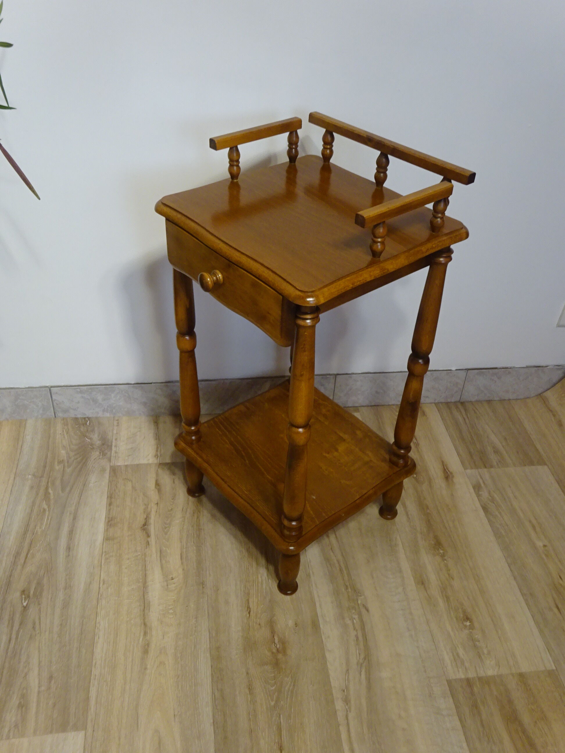 Meuble d'entrée pour téléphone et box internet