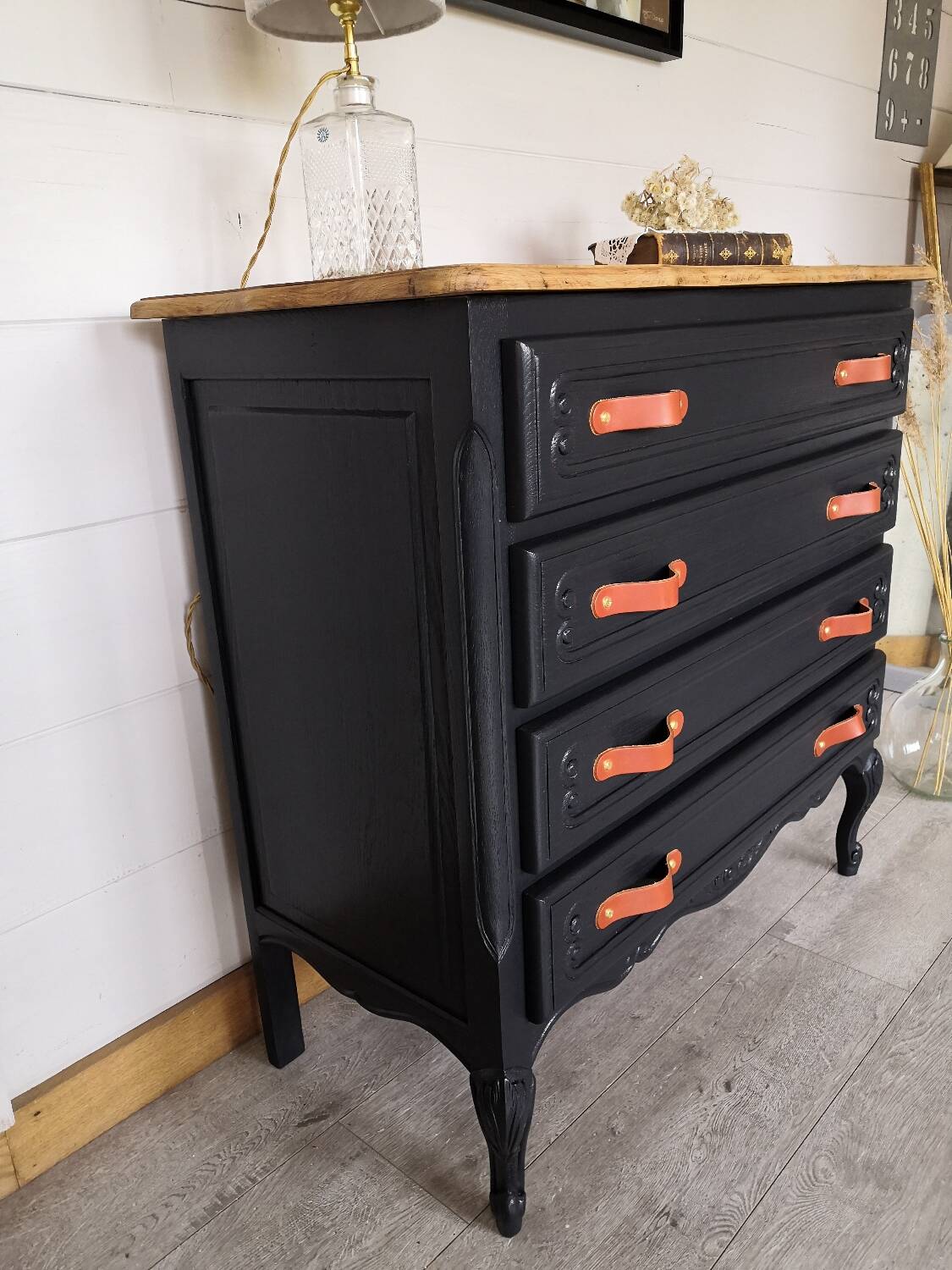 Oak chest of drawers