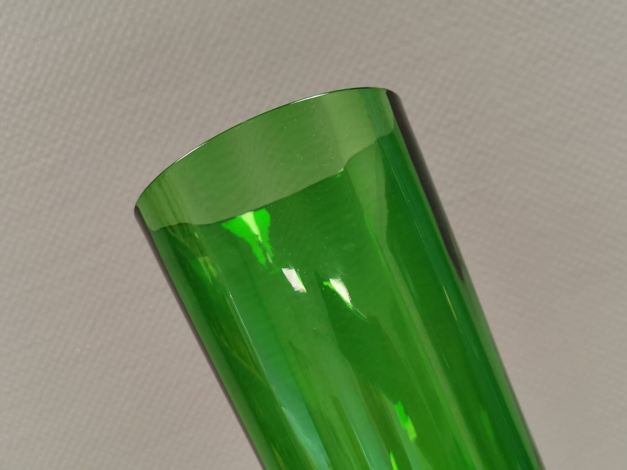 Large vintage vase in green glass.