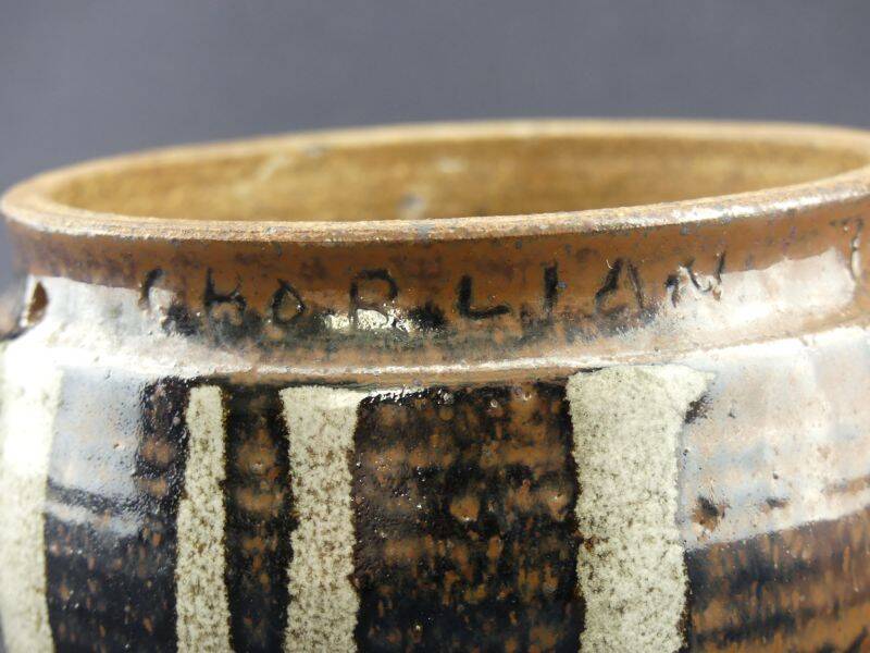 Vintage ceramic hanging cache-pot