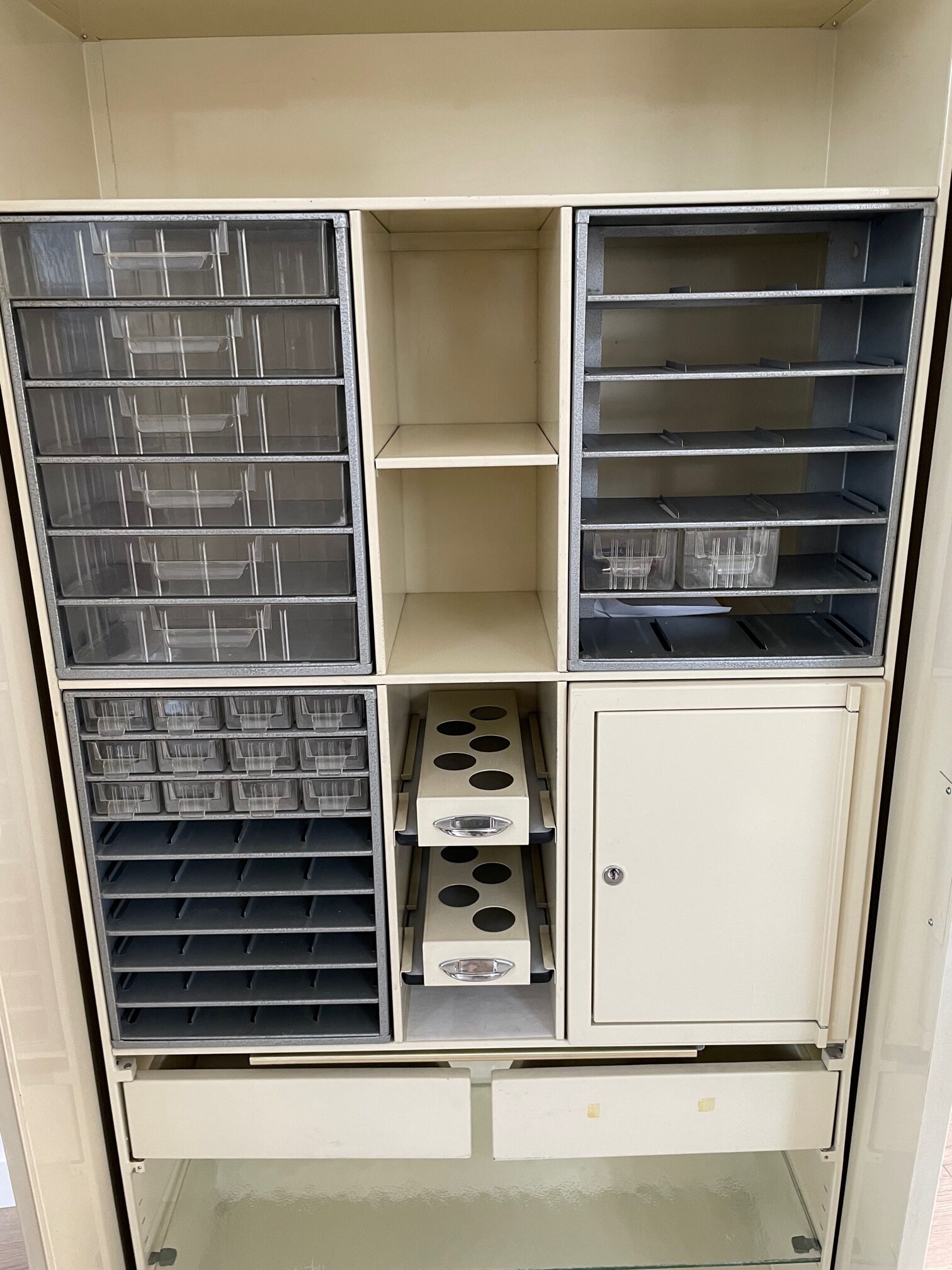 Metal cabinet