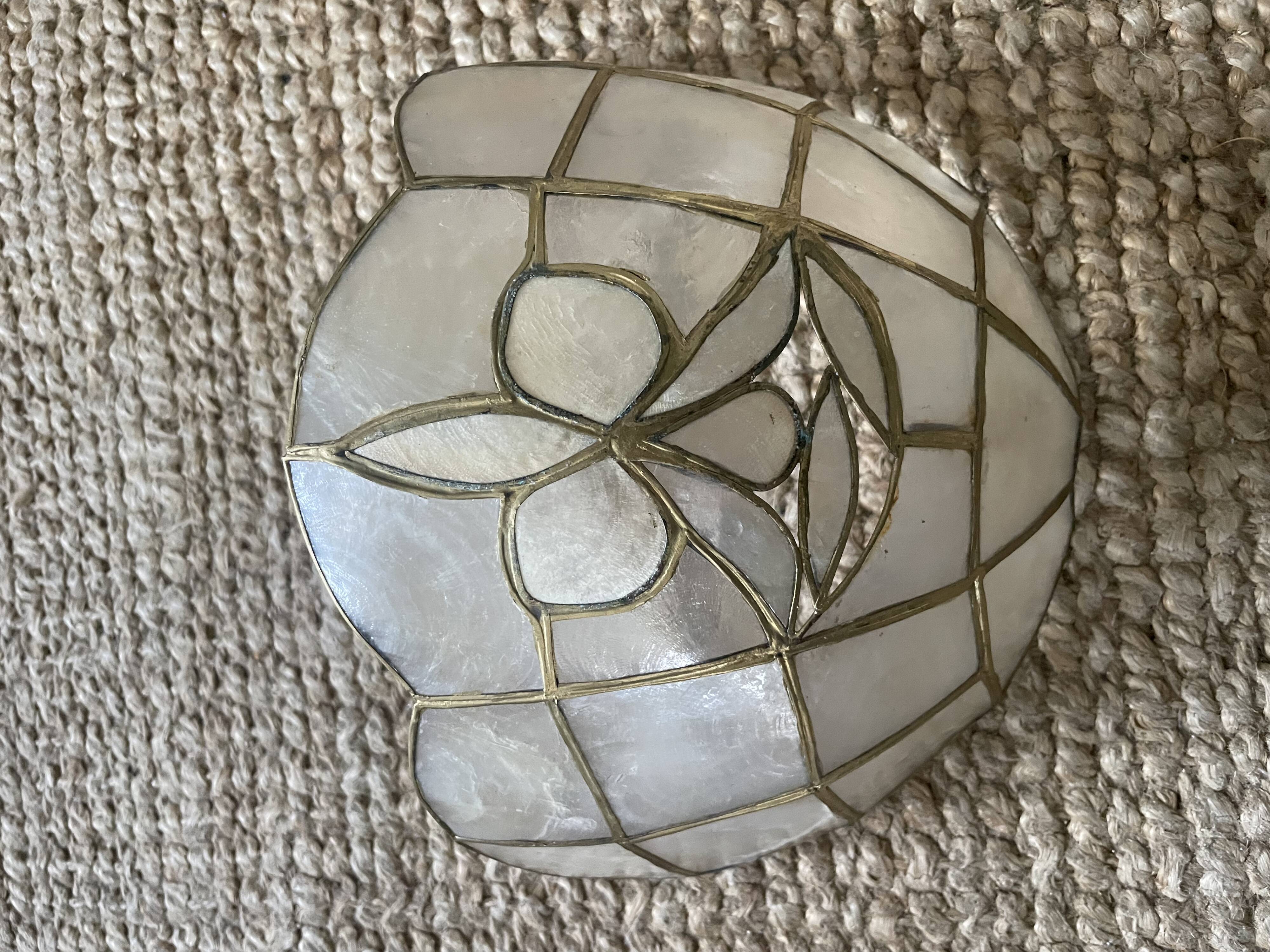 Pair of vintage wall lights in mother-of-pearl and gilded brass.