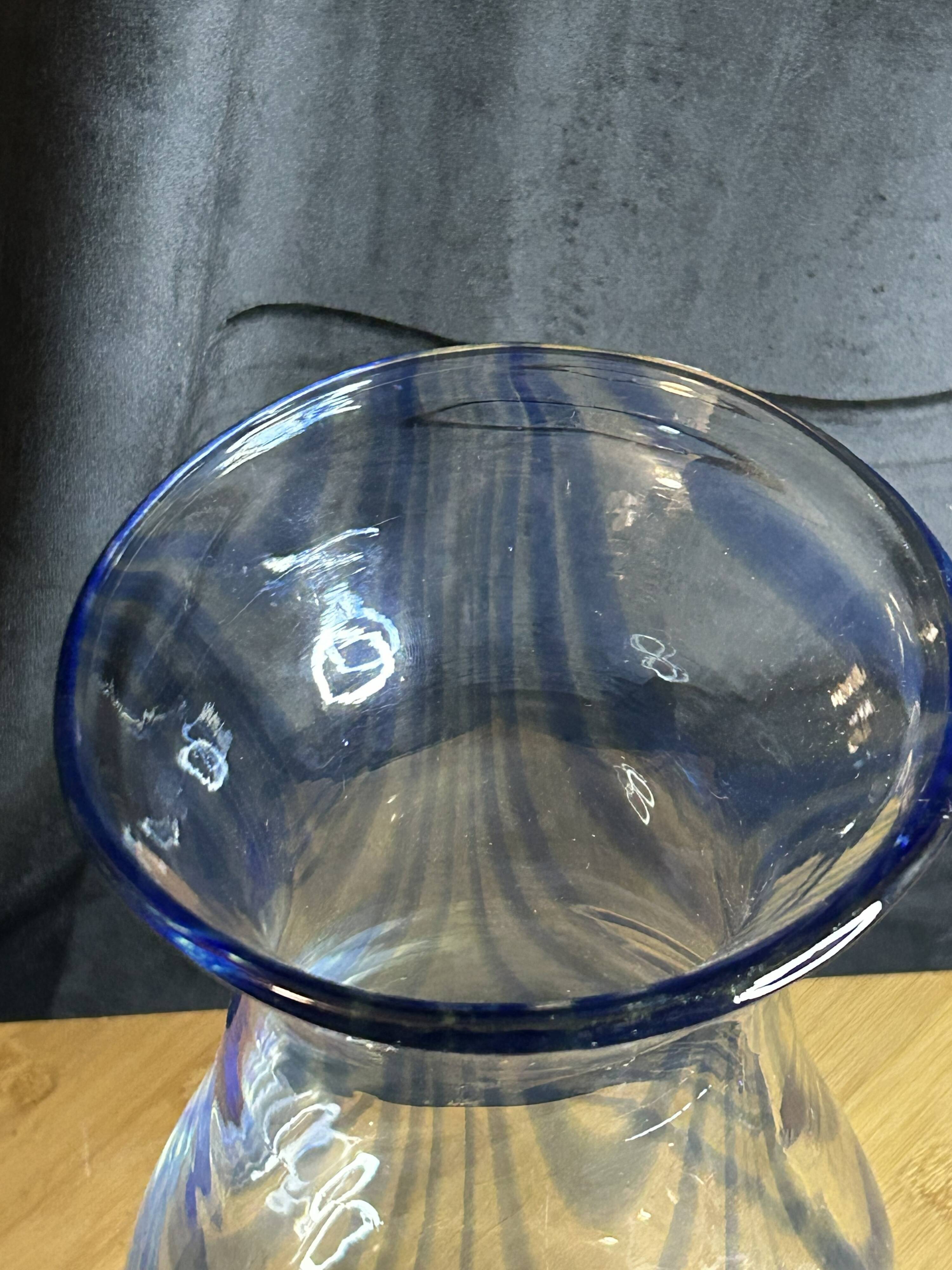 Vase Biot en verre soufflé à inclusions bleues – France vintage – H 23 cm