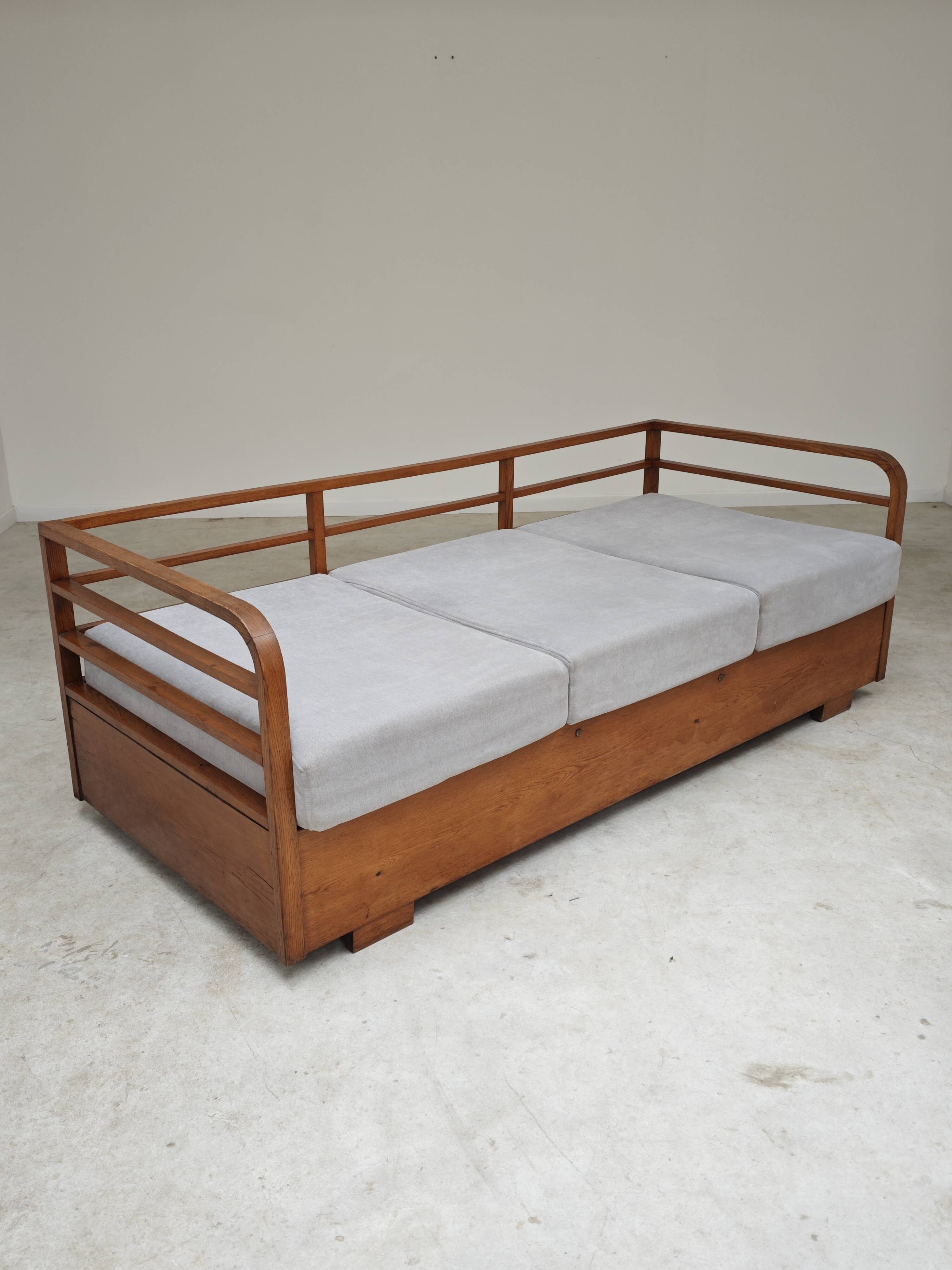 Art Deco sofa gray fabric Jindrich Halabala 1930