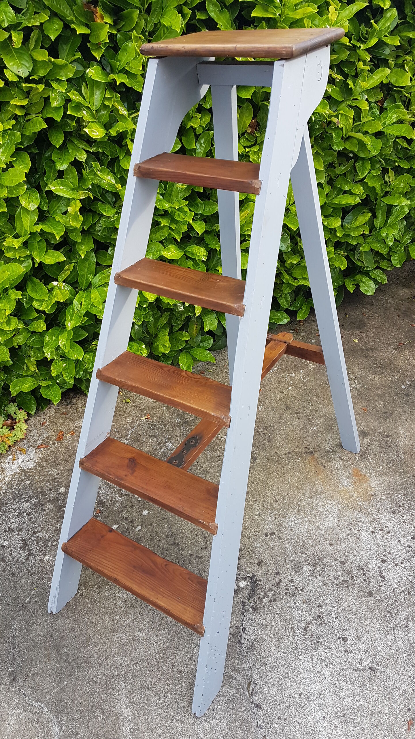 Old escabeau relooked on the sides and beautiful patina on the steps