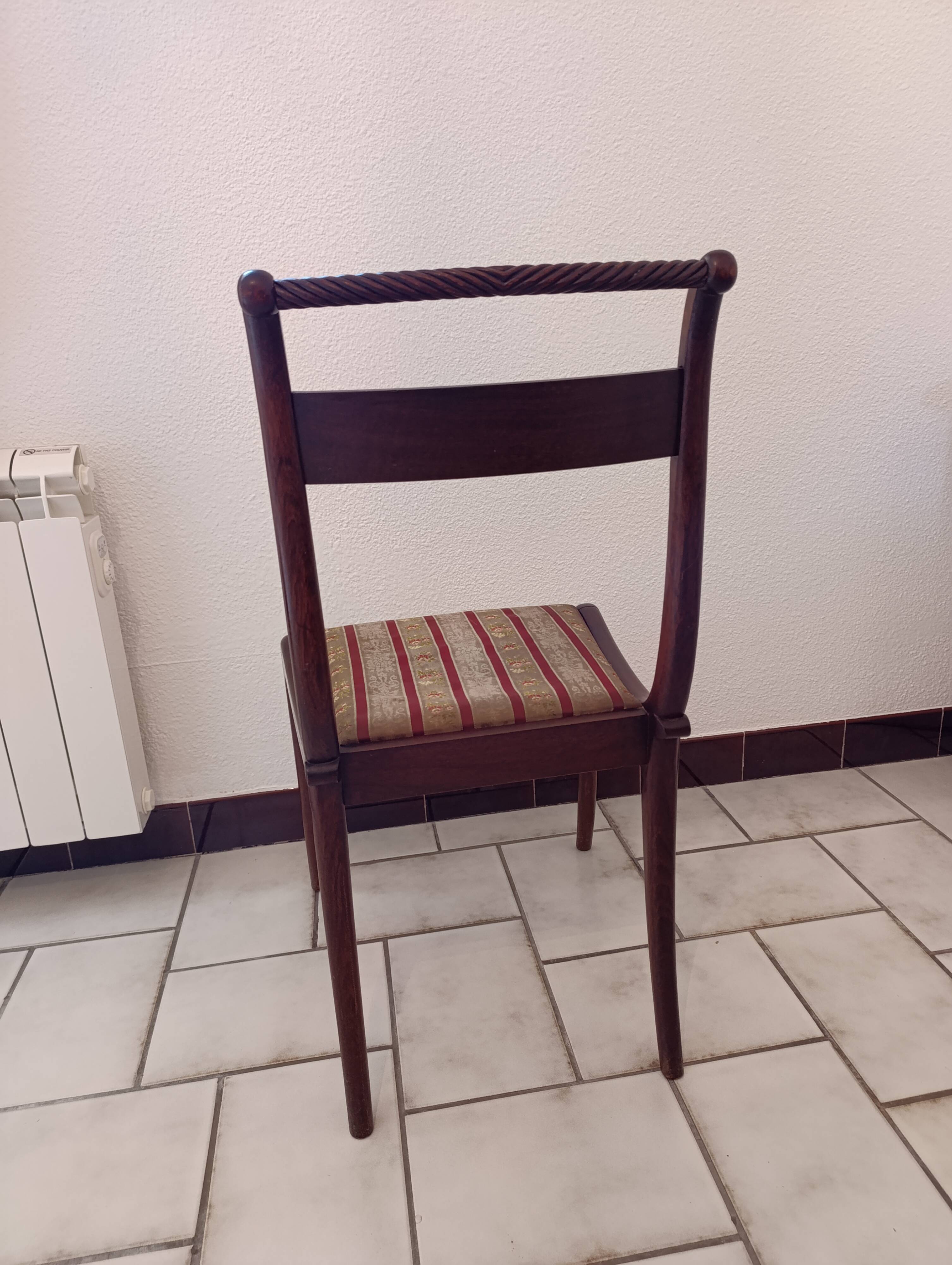 Table and chairs made of mahogany wood.