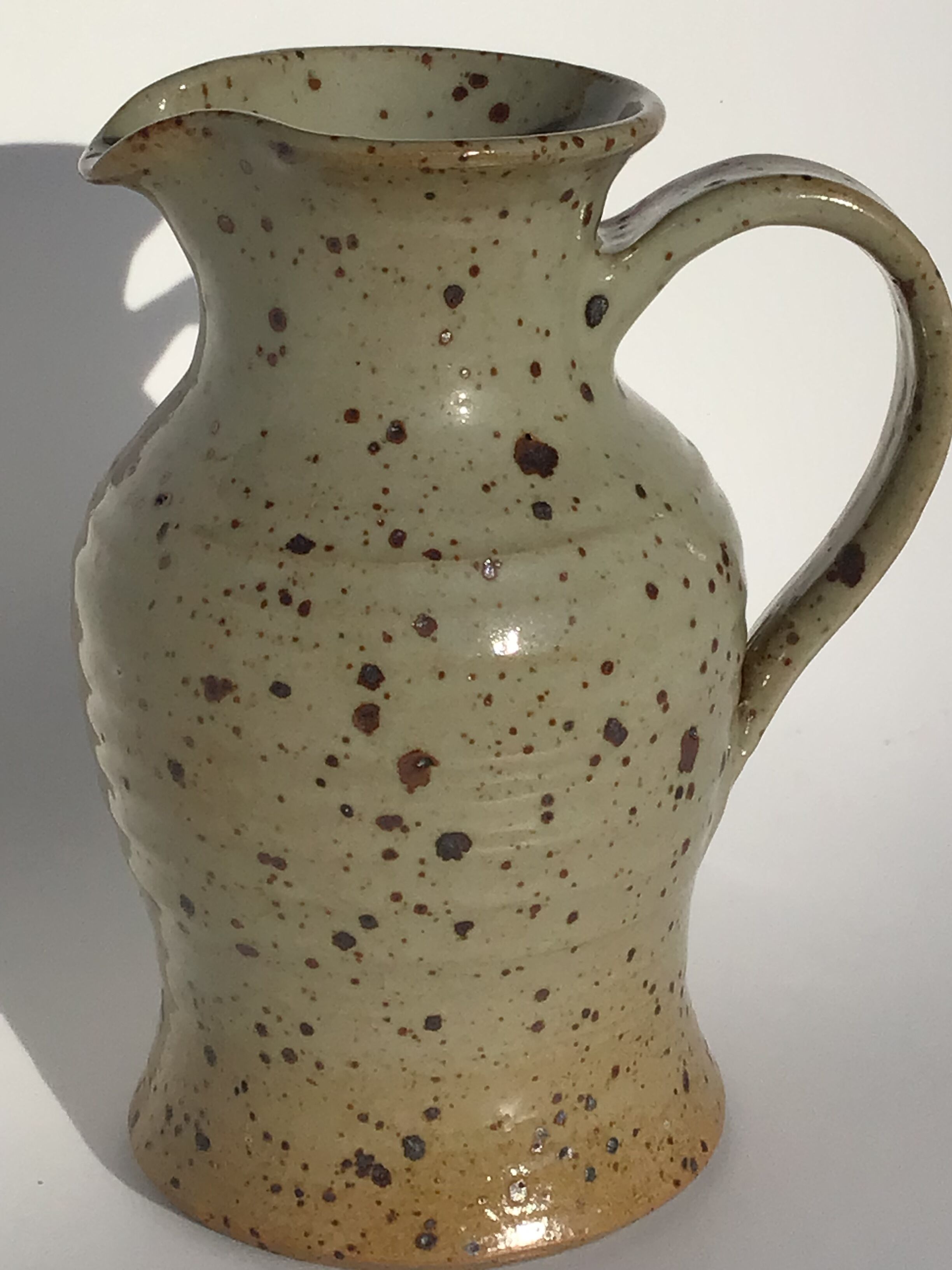 Pichet grès pyrité artisanal beige signé, hauteur 21,5
