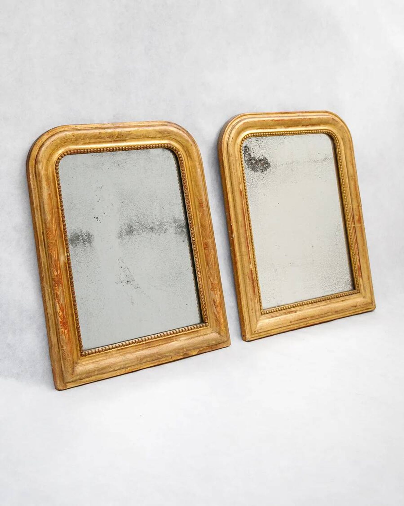 Ensemble de deux petits miroirs Louis-Philippe français dorés rouge du XIXe siècle
